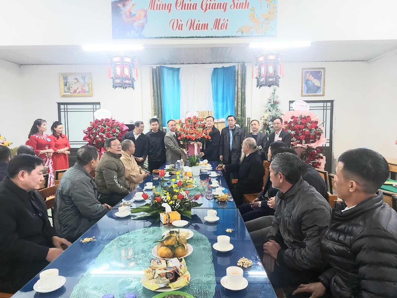 Các đồng chí lãnh đạo xã Tân Quang thăm, tặng hoa, quà chúc mừng Lễ Giáng sinh năm 2023