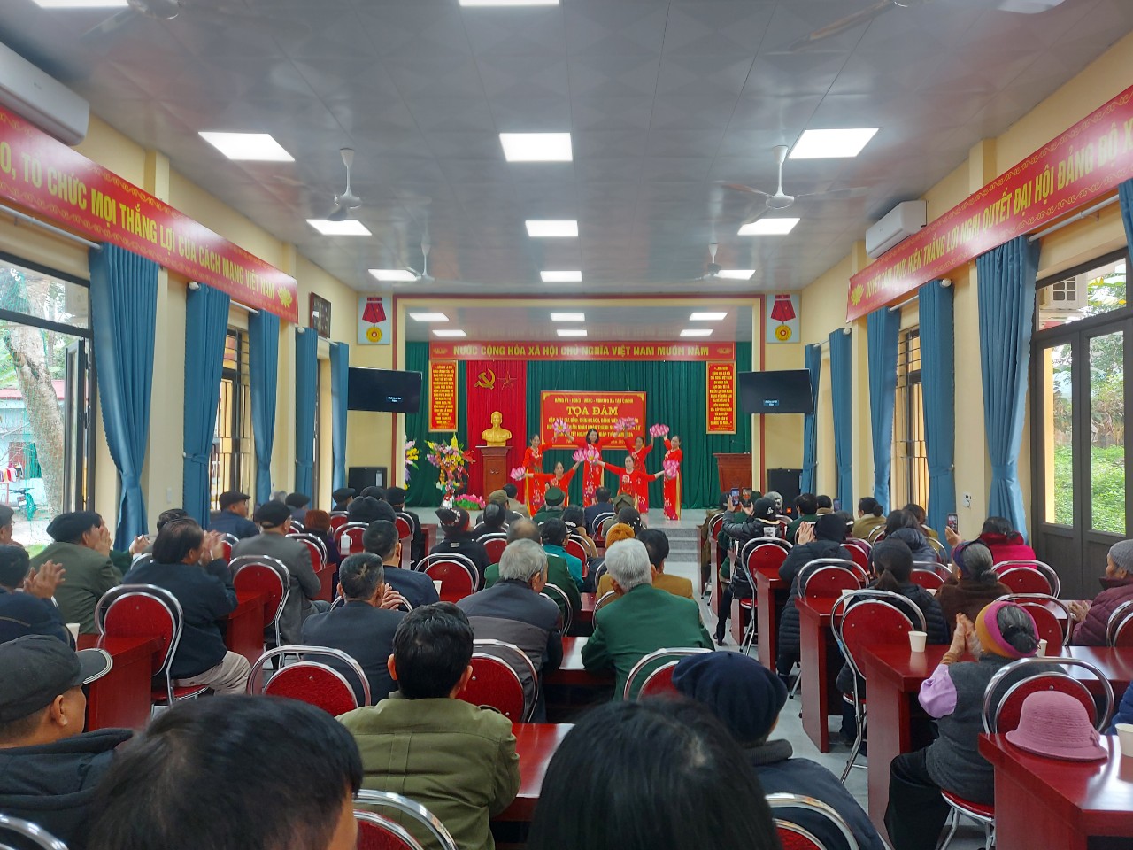 Xã Tân Quang tổ chức chương trình gặp mặt gia đình chính sách, đảng viên được nhận huy hiệu đảng và quân nhân hoàn thành nghĩa vụ quân sự trở về địa phương nhân dịp tết nguyên đán Giáp Thìn năm 2024.