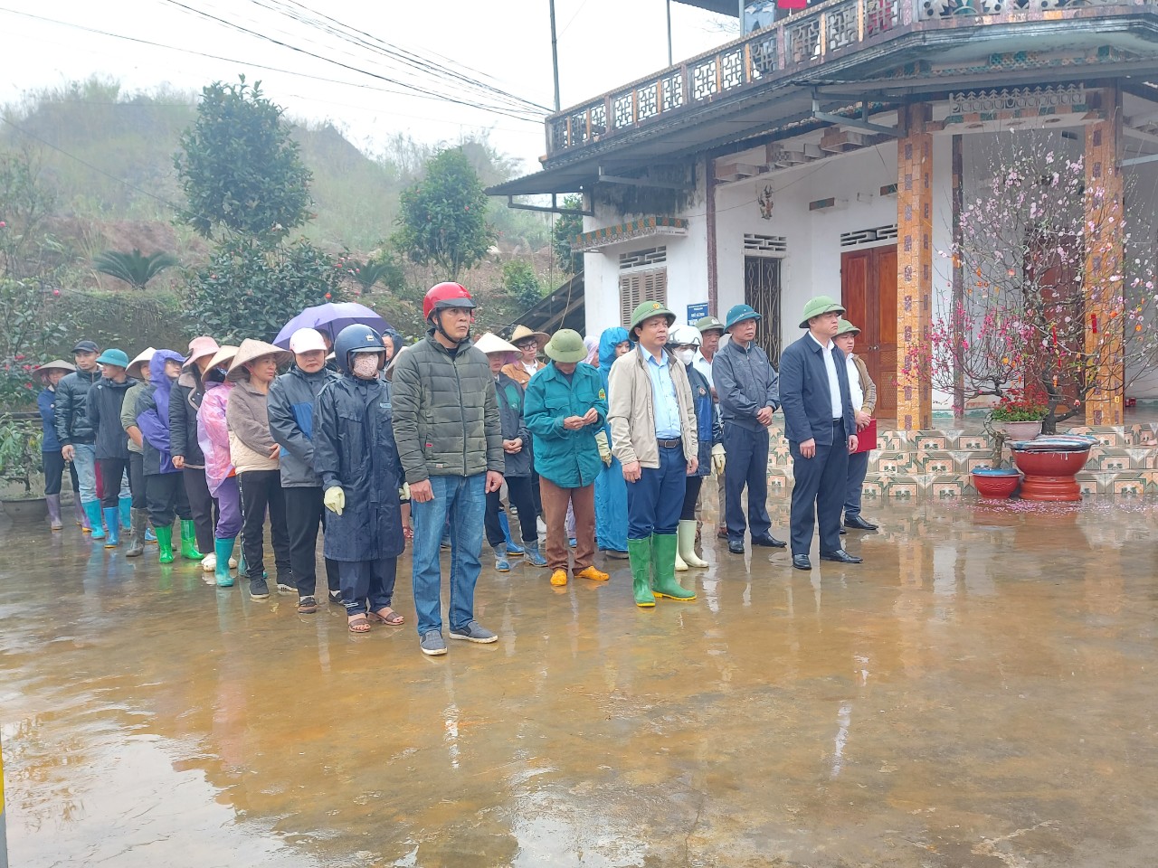 Xã Tân Quang tổ chức Tết trồng cây gắn với phong trào lao động cộng sản chung tay xây dựng nông thôn mới