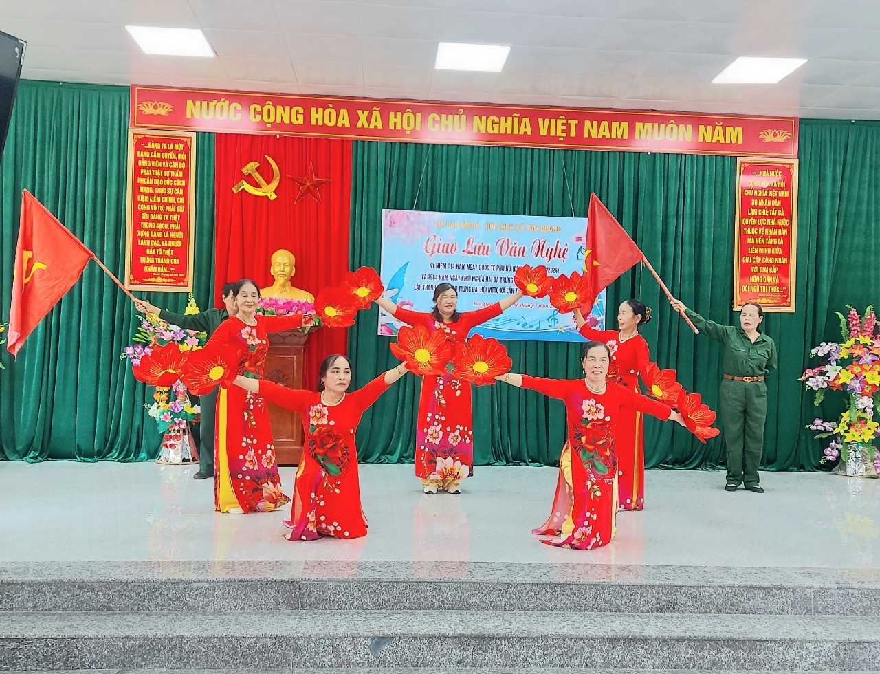 Hội LHPN xã Tân Quang tổ chức Giao lưu văn nghệ kỷ niệm 114 năm ngày Quốc tế phụ nữ.