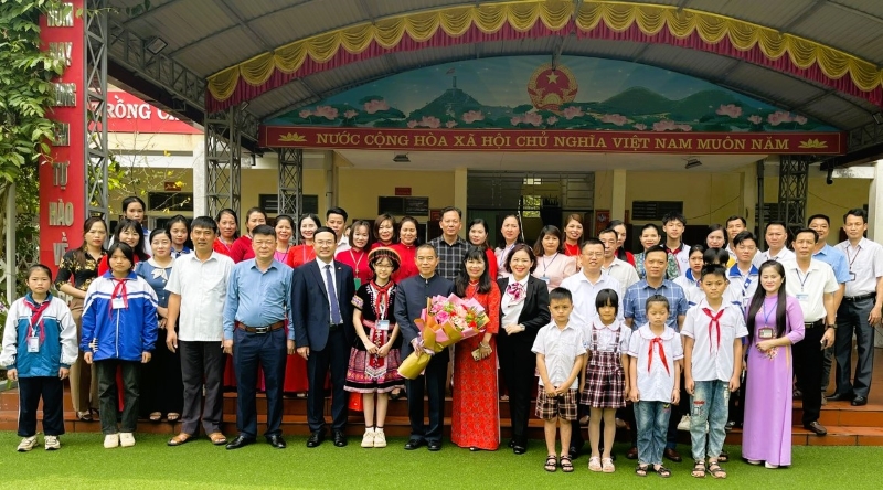 Đoàn Tham tán Đại sứ quán Trung Quốc thăm, làm việc tại xã Tân Quang