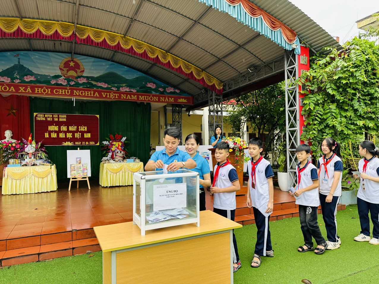 Trường THCS Tân Quang tổ chức các hoạt động hưởng ứng ngày sách và văn hóa đọc Việt Nam năm 2024