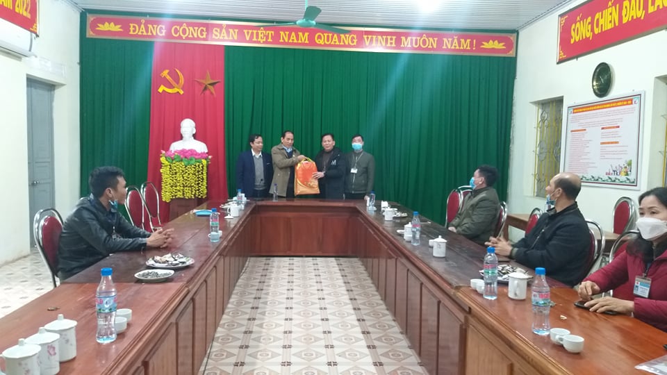 Đồng chí Dương Tiến Son thăm và tặng quà cán bộ và nhân dân xã Tân Quang nhân dịp tết nguyên đán Nhâm Dần 2022.