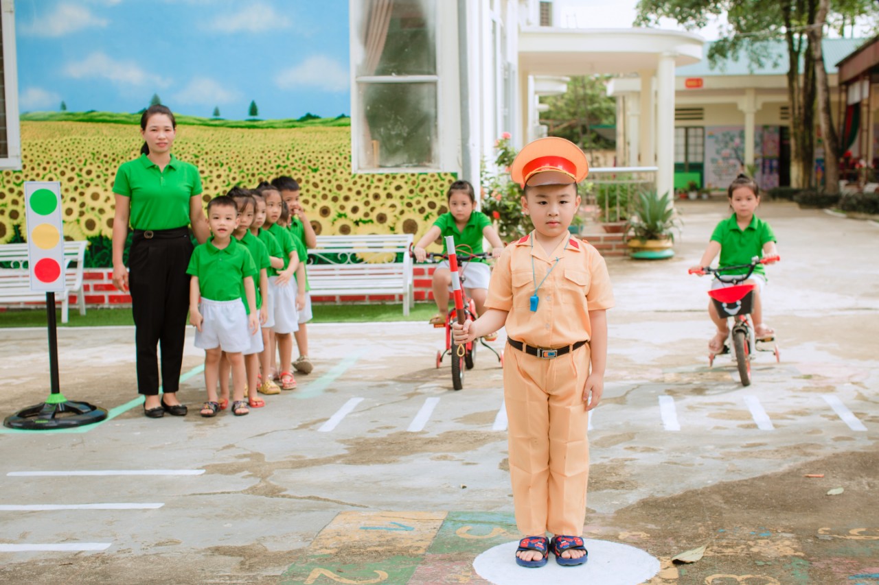 Trường Mầm Non Tân Quang tổ chức các hoạt động đưa an toàn giao thông đến với trẻ mầm non