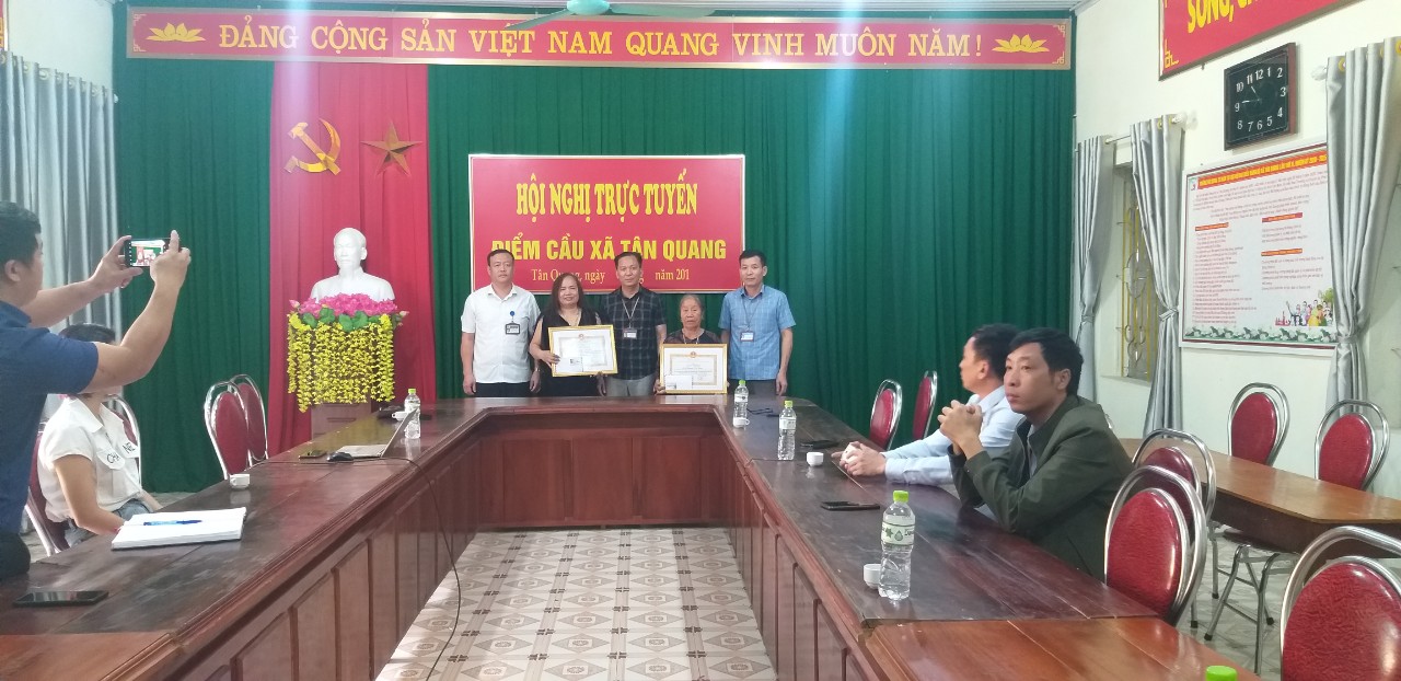 Xã Tân Quang khen thưởng đột xuất 2 hộ dân tiêu biểu hiến đất mở rộng quy mô trường, lớp học Trường Mầm Non Tân Quang.