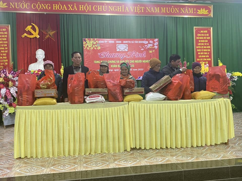 Xã Tân Quang tổ chức chương trình tặng quà tết cho người nghèo nhân dịp tết nguyên đán Quý Mão 2023.