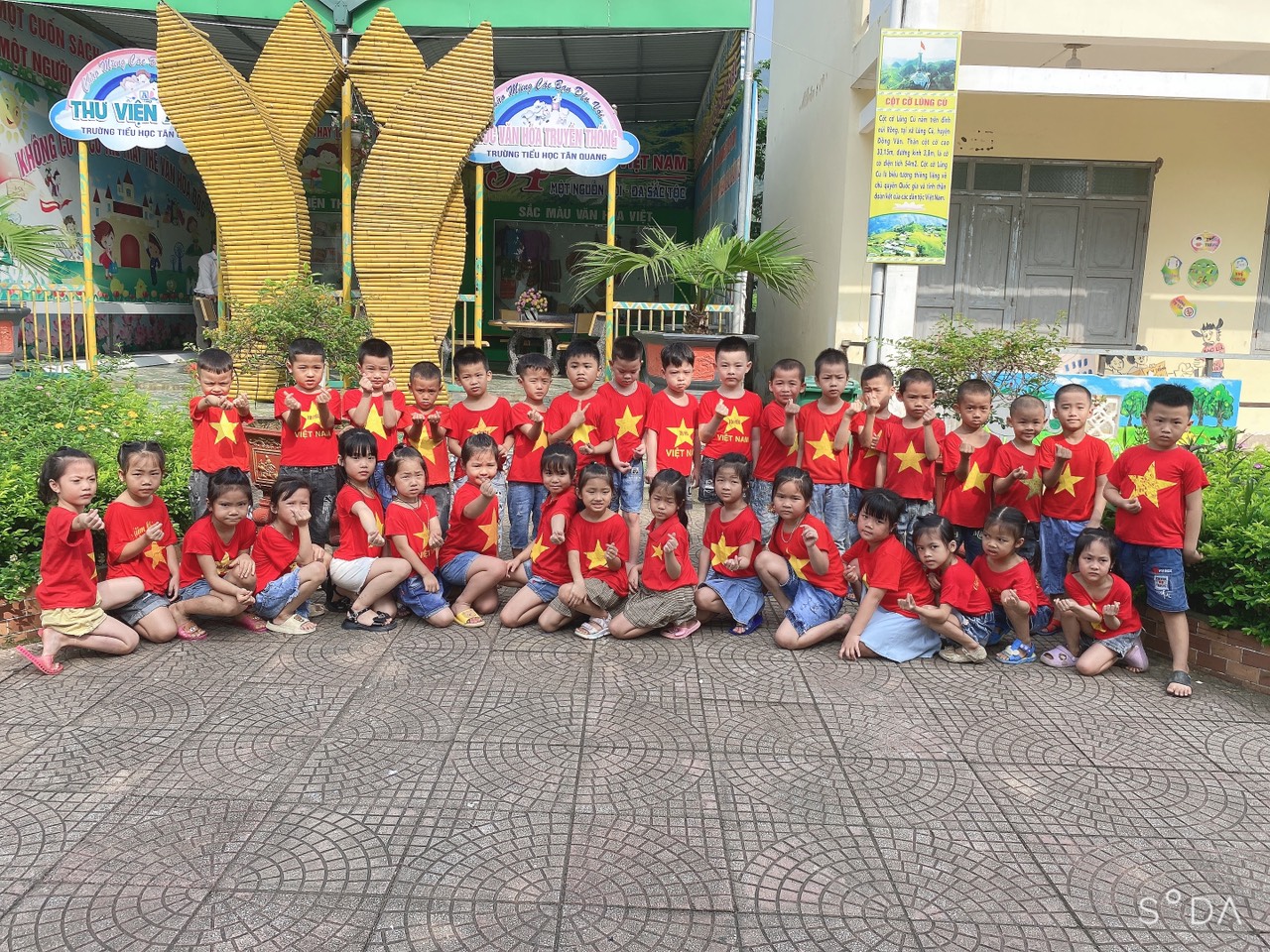 Trường Tiểu Học và Trường Mầm Non Tân Quang tổ chức cho trẻ 5 tuổi tham quan, trải nghiệm tại trường Tiẻu học Tân Quang