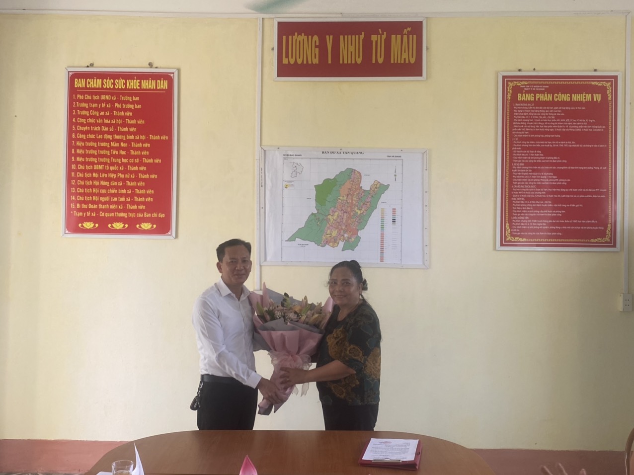 Trao QĐ của UBND huyện công nhận chức danh Phó chủ tịch Hội Đông y xã.