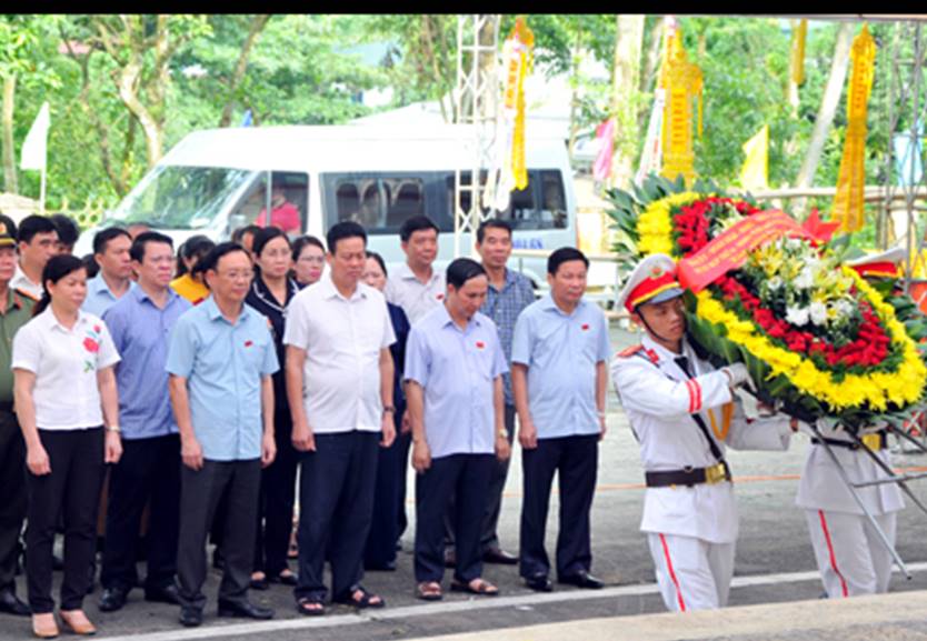Các đồng chí lãnh đạo tỉnh dâng hoa, báo công với Chủ tịch Hồ Chí Minh