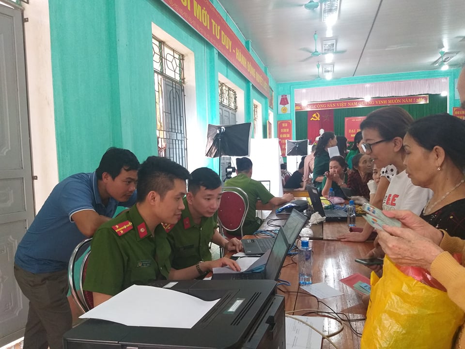 Công an huyện Bắc Quang và công an xã Tân Quang thức xuyên đêm thực hiện nhiệm vụ cấp Căn cước cho công dân